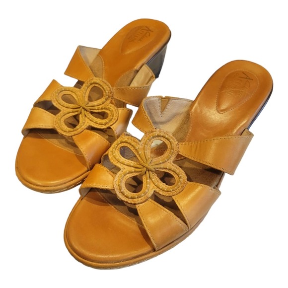 Clarks Artisan Series Tan Leather Sandals Size 8.5 - Picture 3 of 6